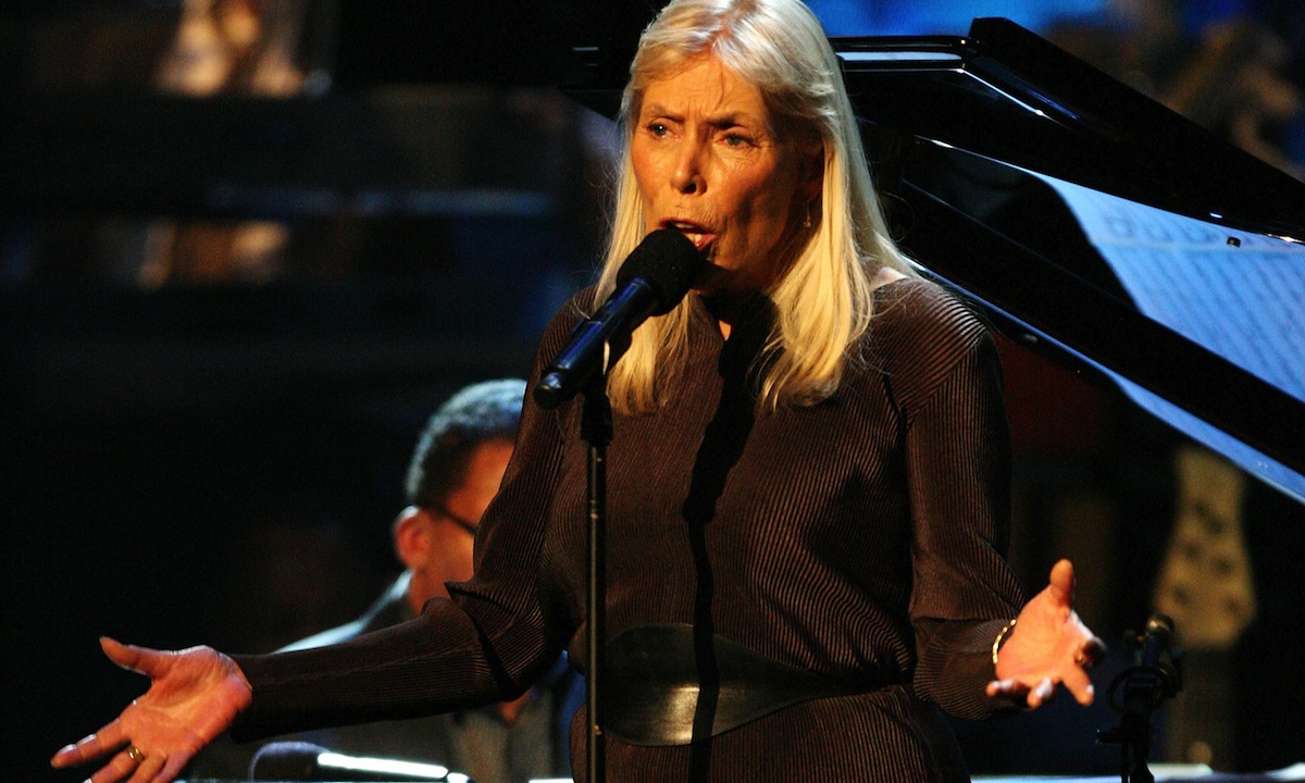 ジョニ・ミッチェル、会話も困難とする最近の報道を否定する公式声明を発表 NME Japan