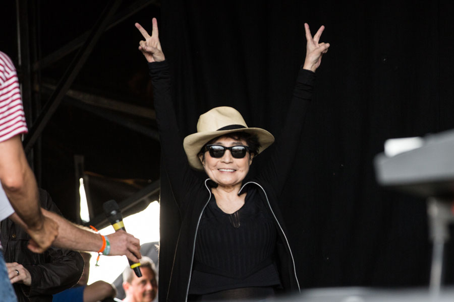 オノ・ヨーコによる巨大なピース・サイン、ギネス記録には届かず | NME