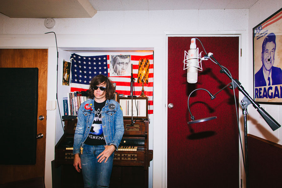 ライアン・アダムス、米テレビでのアコースティック・セットの映像が公開に NME Japan