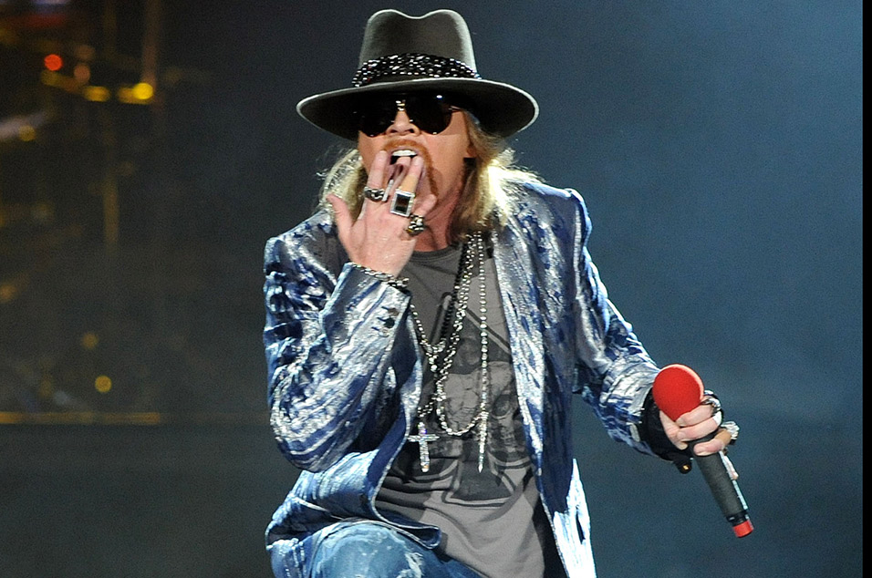 NMEが検証:アクセル・ローズはいつ、とある英国人コメディアンと瓜二つになったのか NME Japan