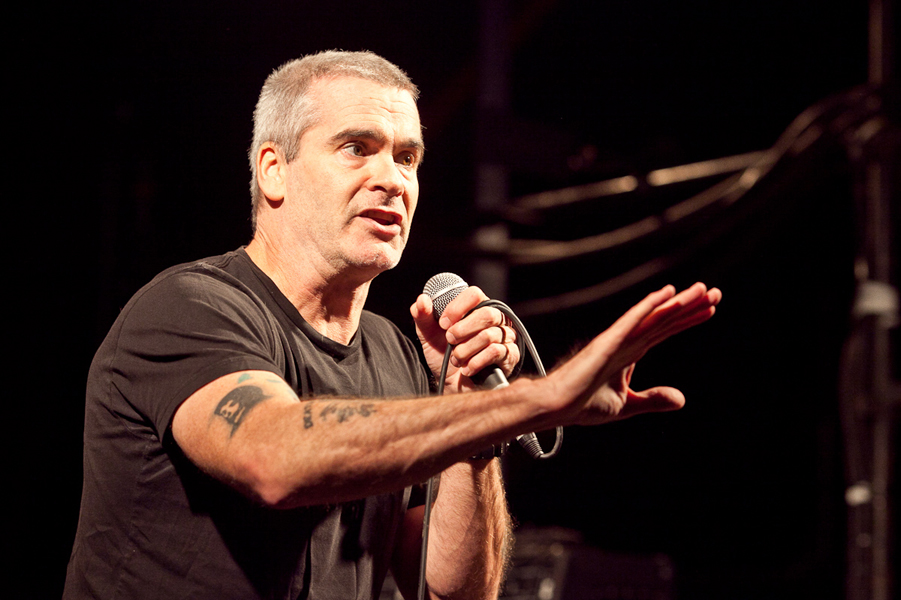 ヘンリー・ロリンズ、焼き殺す音でレコードを作りたいと語ったモリッシーへの批判を撤回 NME Japan