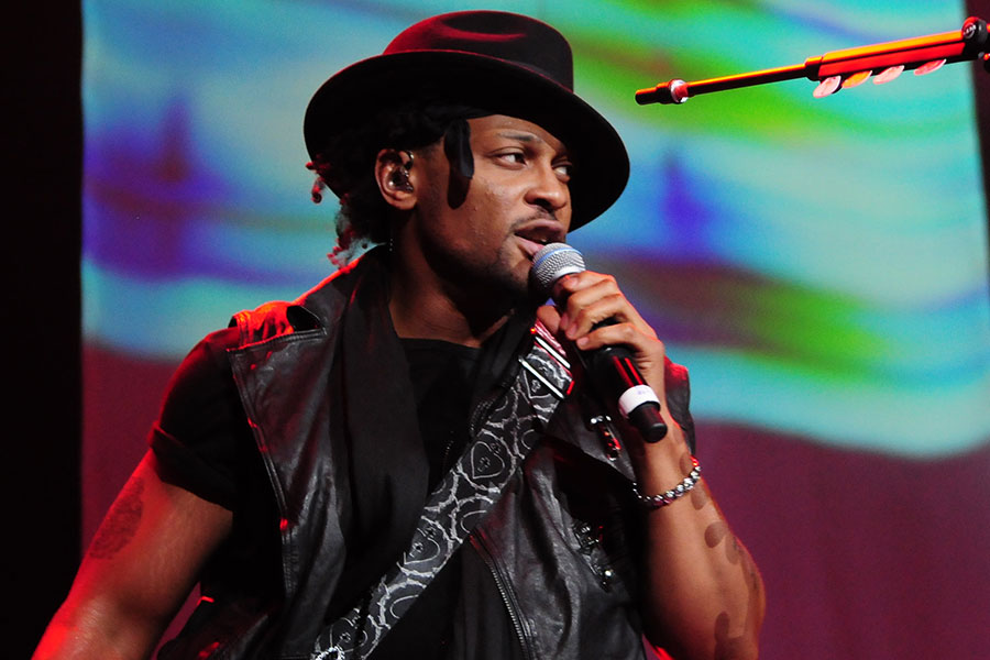 ディアンジェロ、8/25に『ブラウン・シュガー』のデラックス