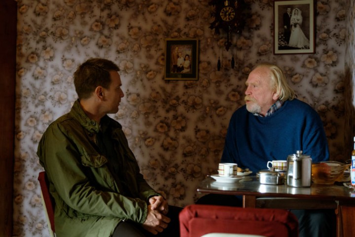 gallery-1483457597-renton-and-dad-james-cosmo-t2-trainspotting