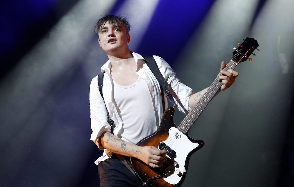 リバティーンズのピート・ドハーティ、ミュンヘン公演後にビールを顔