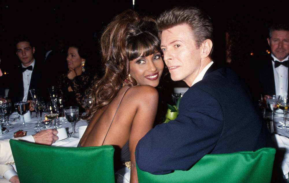 デヴィッド・ボウイご夫妻イマン・アブドゥルマジドペーター佐藤さん作品額縁付 デヴィッド・ボウイの奥さんと娘、ボウイを偲んでタトゥを入れる | BARKS