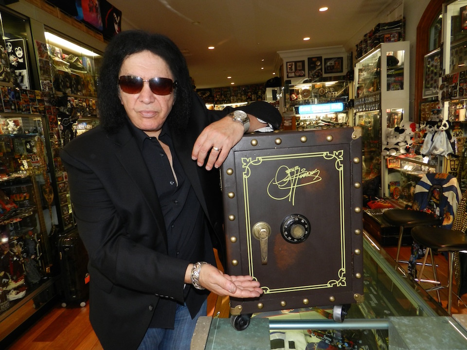 キッスのジーン シモンズ 本人による手渡しが付いた万円超のボックス セットの発売を発表 Nme Japan
