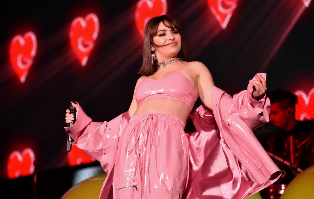 チャーリーXCX、ハイムとのコラボレーションとなる新曲“Warm”が公開