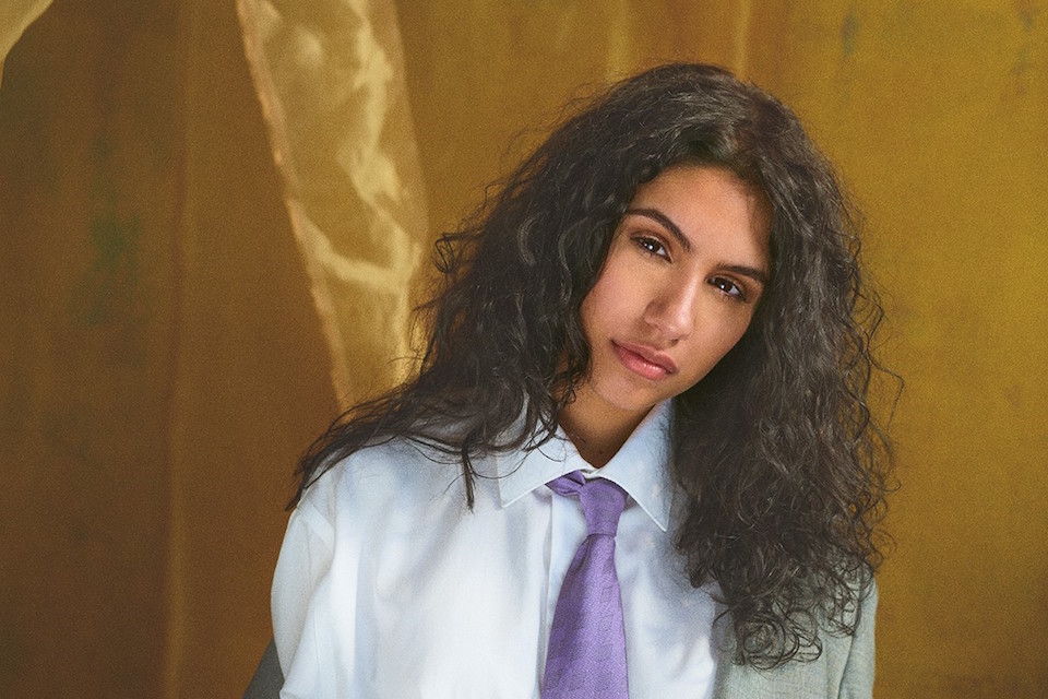 アレッシア・カーラ、22歳の誕生日に新曲“A Little More”が公開 | NME