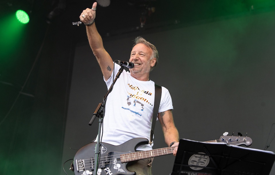 元ニュー オーダーのピーター フック 自身が集めてきた品々をオークションに出品することをあらためて発表 Nme Japan