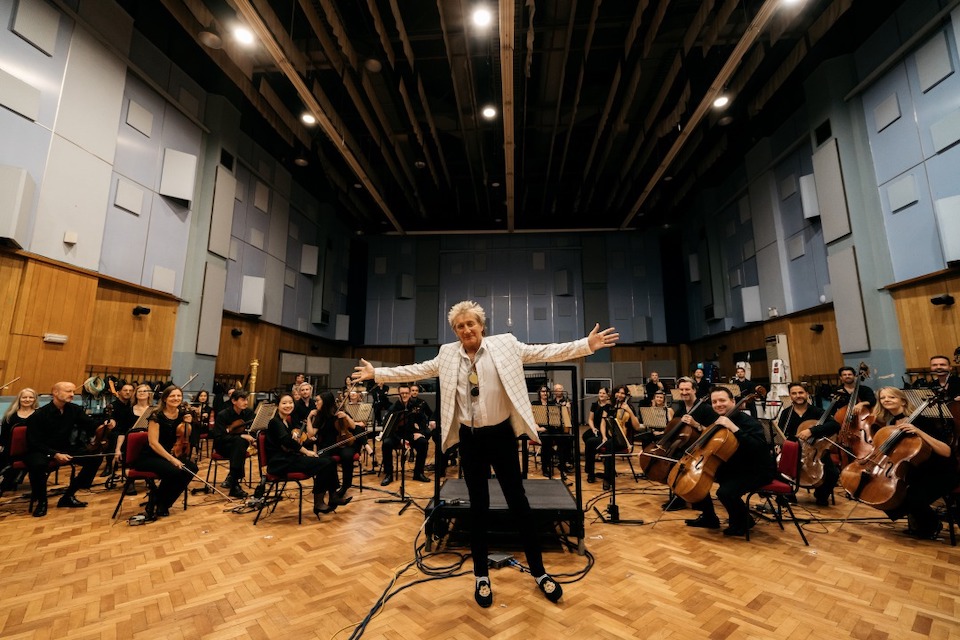 ロッド・スチュワート、ロイヤル・フィルハーモニー管弦楽団のアレンジによる作品のリリースが決定 | NME Japan