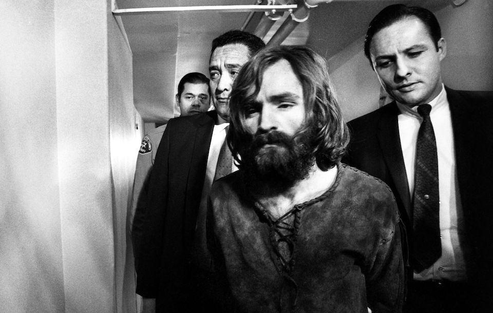 チャールズ・マンソン、遺灰を使ったマスクが製作されていることが