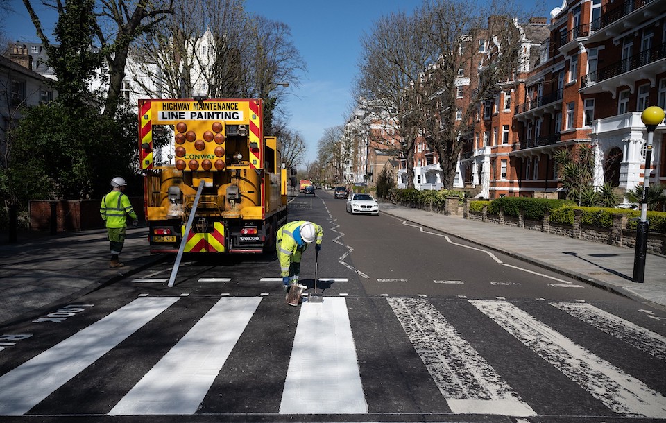 アビイ・ロードの横断歩道、外出制限の中で塗り直されたことが明らかに