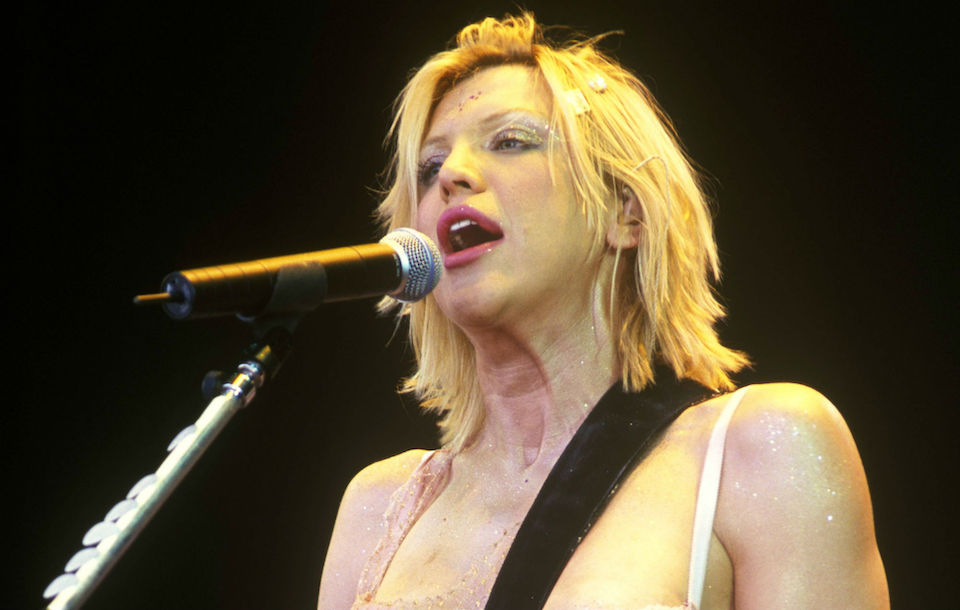 コートニー・ラヴ、ホールとして出演した1999年のグラストンベリー