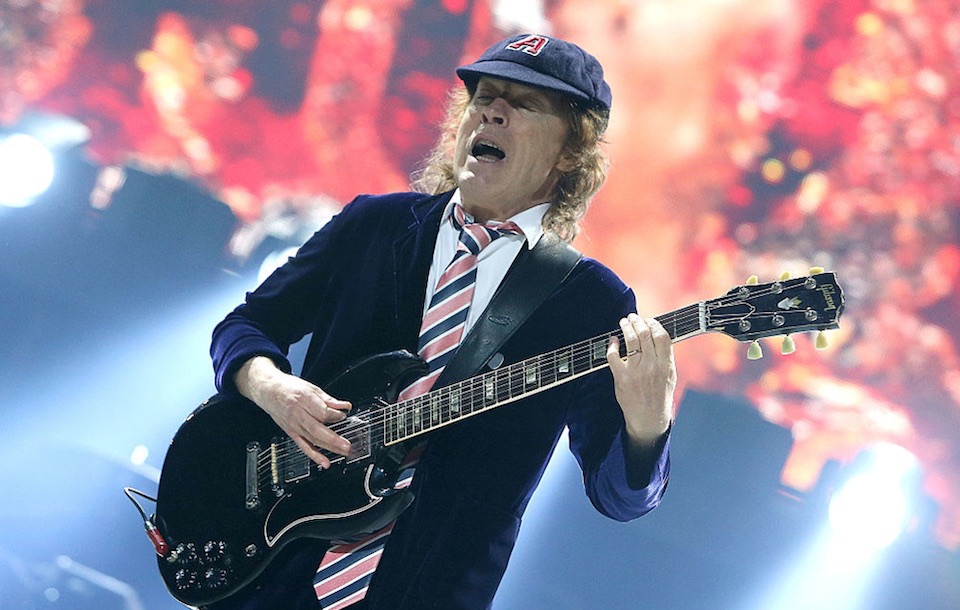AC/DCのアンガス・ヤング、バンドのサウンドを変えない理由を語る | NME Japan