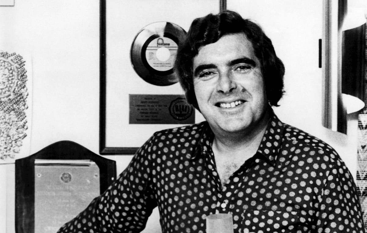 作曲家のジェフ・スティーヴンスが逝去。享年86歳 | NME Japan