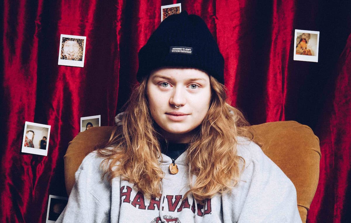 ガール・イン・レッド、デビュー作からの新曲“Serotonin”が公開 NME Japan