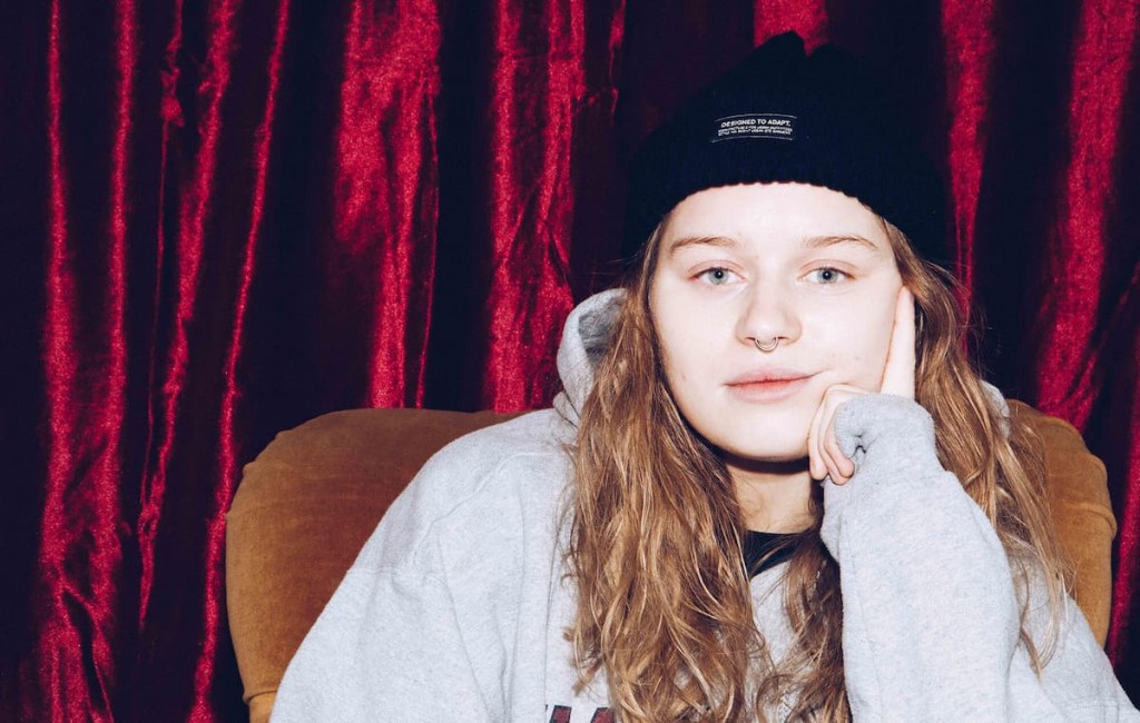 ガール・イン・レッド、4月30日に正式なデビュー・アルバムをリリースすることを発表 NME Japan