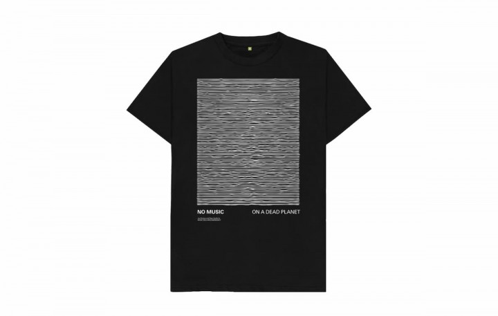 ピーター・サヴィル、『アンノウン・プレジャーズ』のアートワークを使った新たなTシャツを発表 | NME Japan