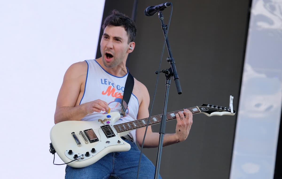 ブリーチャーズ、ロサンゼルスのフォラームで行った公演より“How Dare You Want More”の映像が公開 NME Japan