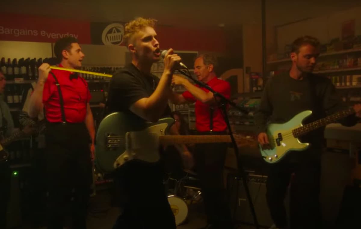 サム フェンダー Howdon Aldi Death Queue のミュージック ビデオが公開 Nme Japan