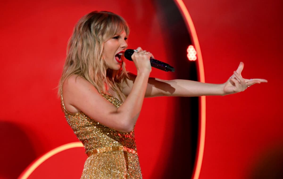 Taylor Swift to release Red's reprint one week ahead of schedule thumbnail