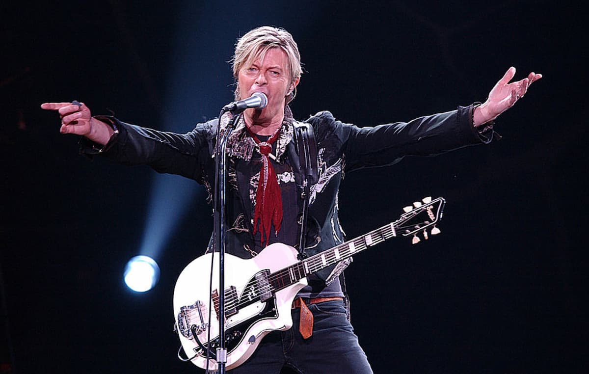 デヴィッド・ボウイ、75回目の誕生日にゆかりのアーティストによる生