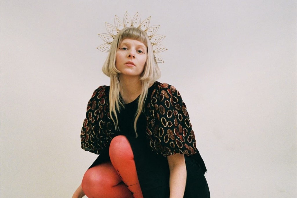 オーロラ、10曲収録のボーナスディスクを追加した最新作の日本限定盤のリリースが決定 NME Japan