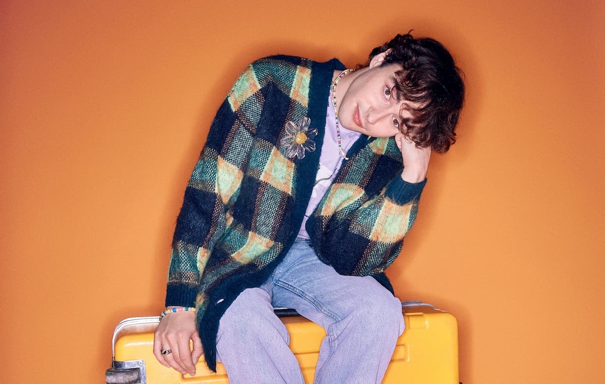 アルフィー・テンプルマン、本日リリースのデビュー作より“Colour Me