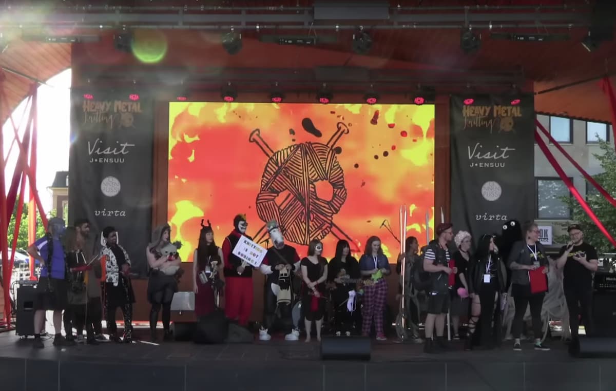 ヘヴィ・メタル編み物世界選手権、2022年大会でイギリスのチームが優勝 NME Japan