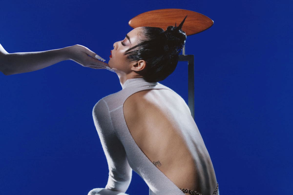 リナ・サワヤマ、最新シングル“Hold The Girl”のミュージック・ビデオ