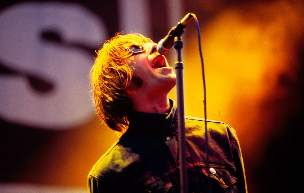 オアシス Roll With It をリアム ギャラガーのように歌う動画がtiktokで話題になることに Nme Japan