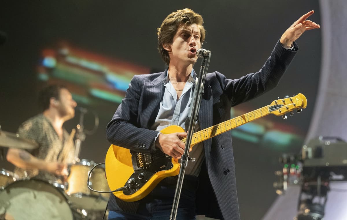 アークティック・モンキーズ、映画『007』シリーズのテーマ曲を