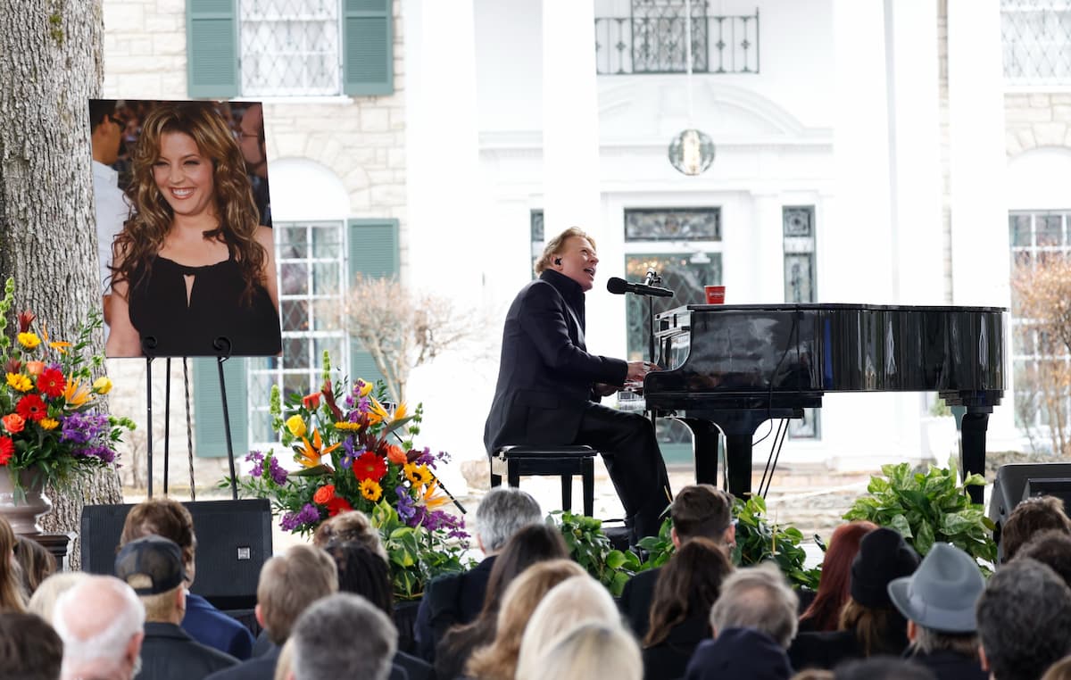 ガンズ・アンド・ローゼズのアクセル・ローズら、リサ・マリー・プレスリーの葬儀でパフォーマンスを披露 NME Japan