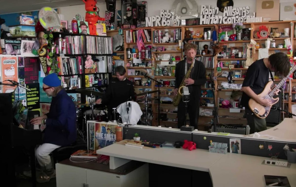 トム・ヨークらによるザ・スマイル、タイニー・デスク・コンサートで3曲を披露した映像が公開 NME Japan