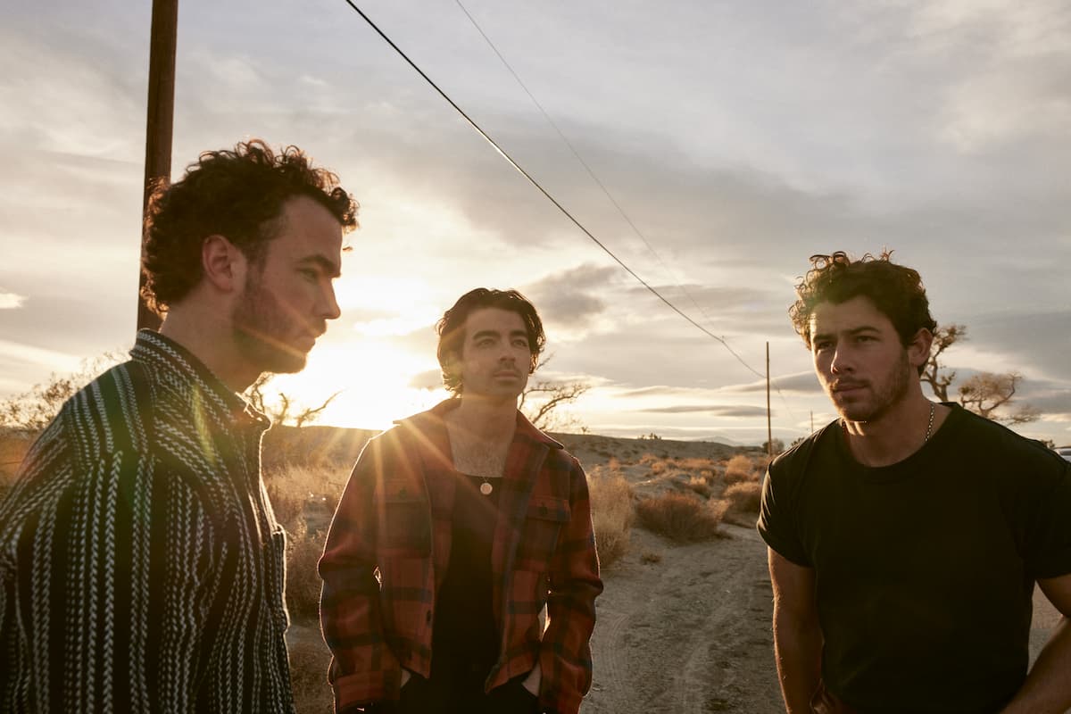 ジョナス・ブラザーズ、来たる新作より“Waffle House”のミュージック・ビデオが公開 NME Japan