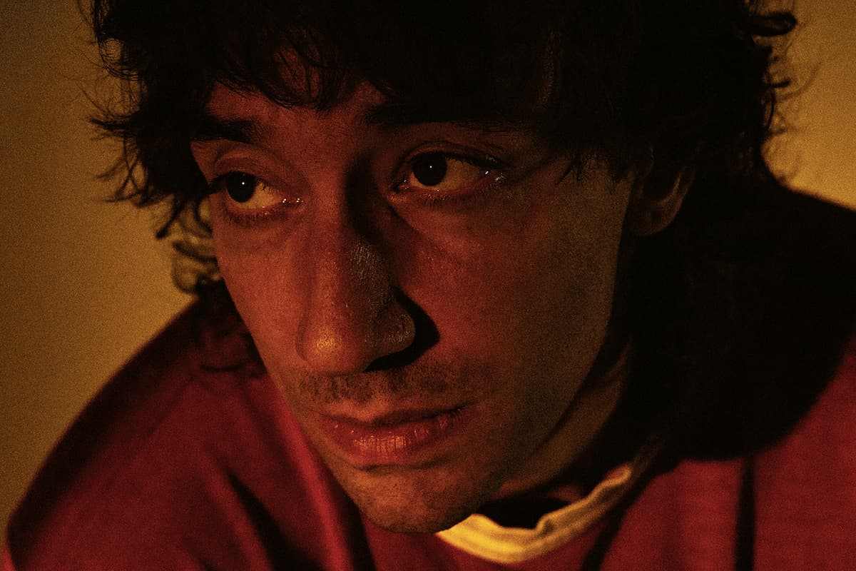 アルバート・ハモンド・ジュニア、来たるソロ作よりゴールドリンクとのコラボとなる新曲“10099”が公開 NME Japan