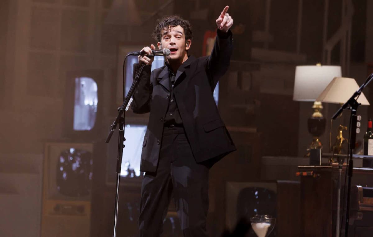 ザ・1975、バンコク公演で“Robbers”のギターを観客に任せることに NME Japan