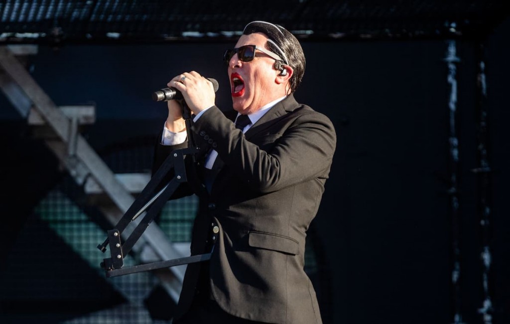 トゥールのメイナード・ジェームス・キーナン、フロリダ州への抗議でドラァグの姿でステージに NME Japan