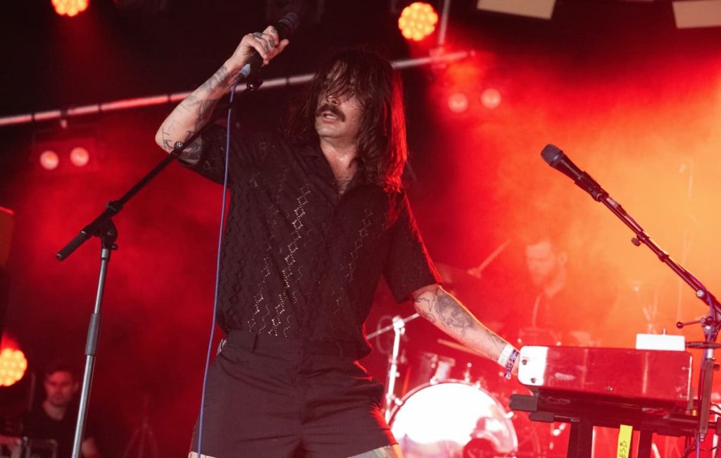 ビッフィ・クライロのメンバーによるエンパイア・ステイト・バスタード、新曲“The Looming”の音源が公開 NME Japan