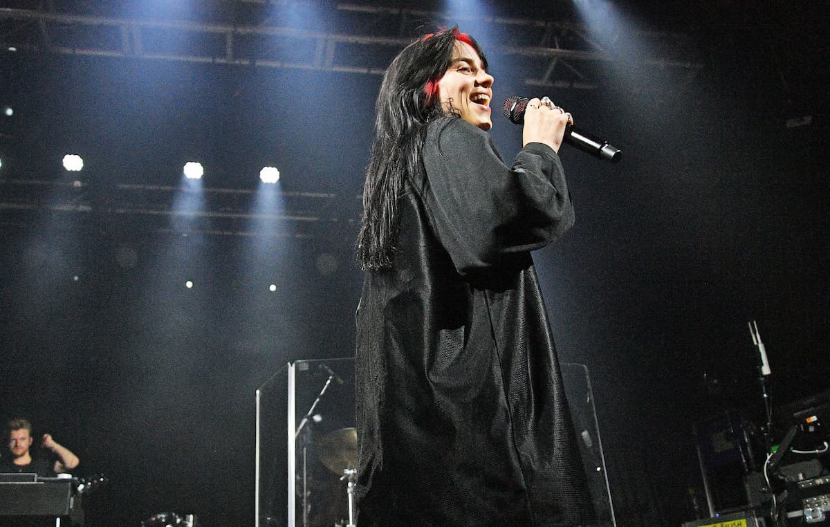 ビリー・アイリッシュ、今の視点でヒット曲となった“Bad Guy”を 