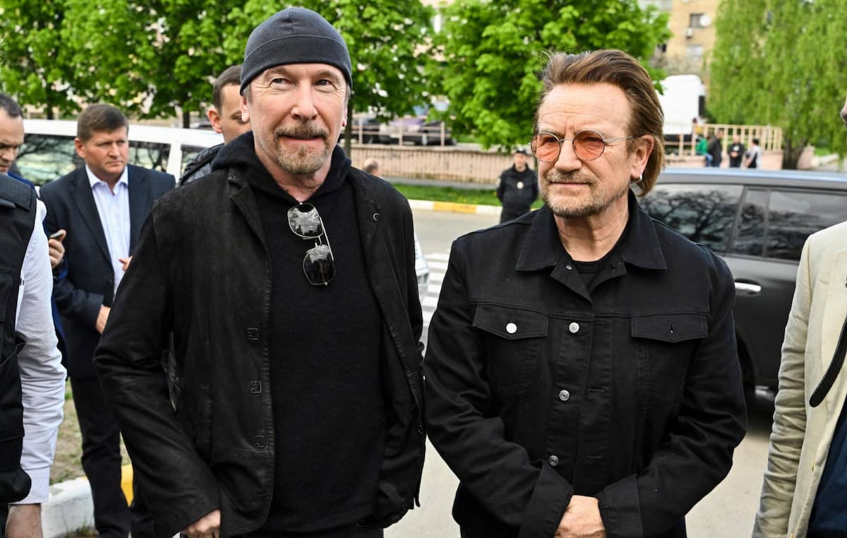 U2のボノとジ・エッジ、格安パブで誰にも気づかれずカレーを食べたことが明らかに | NME Japan