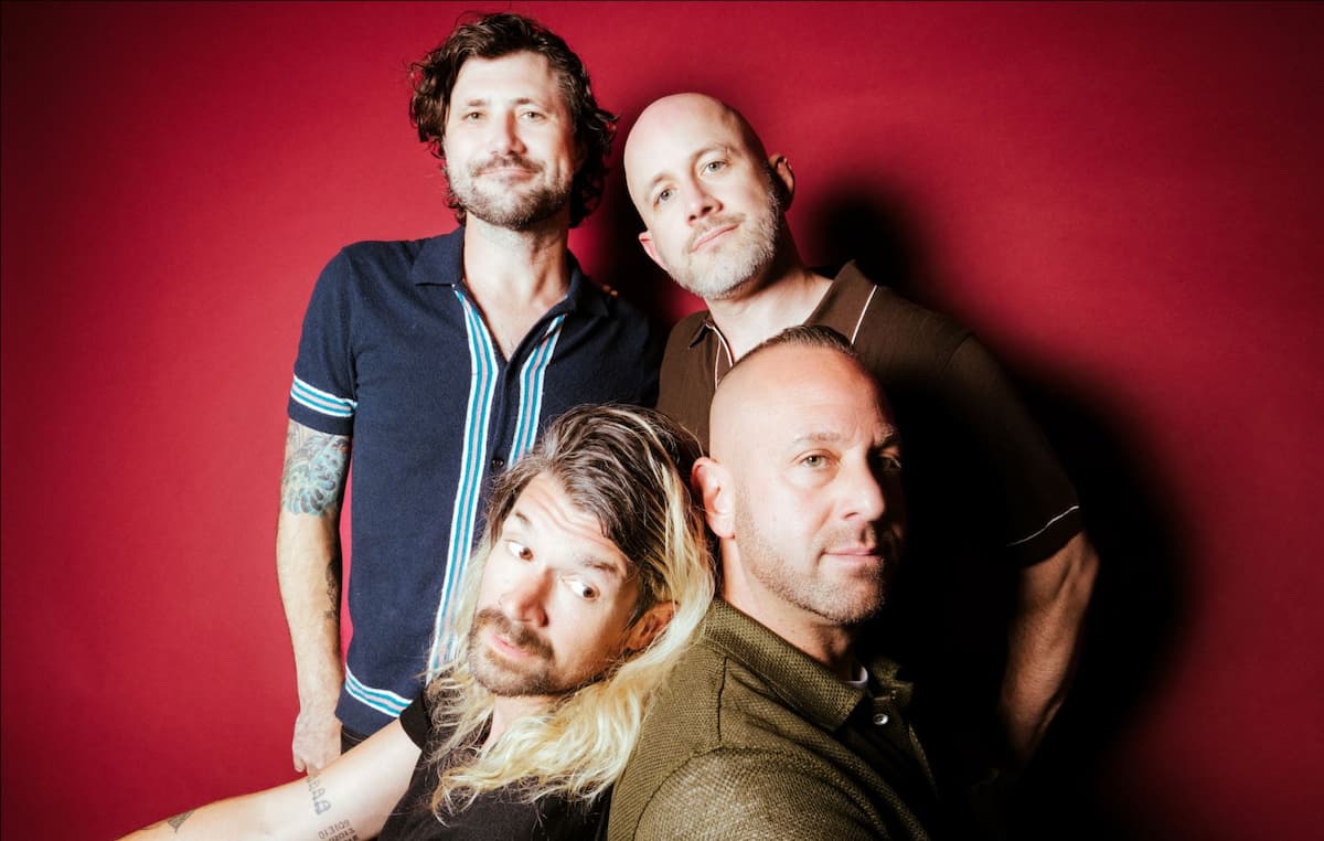 テイキング・バック・サンデイ、新作のリリースを発表＆新曲“S'old”が