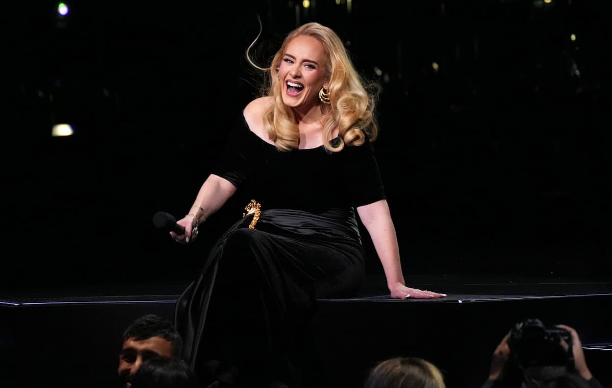 アデル、ライヴの最中にファンからプロポーズされて断ったことが明らかに NME Japan