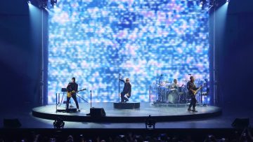U2、ラスベガスのスフィア公演より“Zoo Station”のパフォーマンス映像が公開 | NME Japan