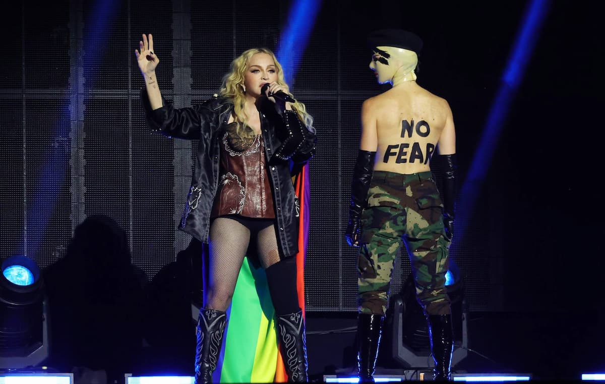 マドンナ、ヨーロッパ・ツアーの最終公演でステラ・マッカートニーをステージに迎える NME Japan