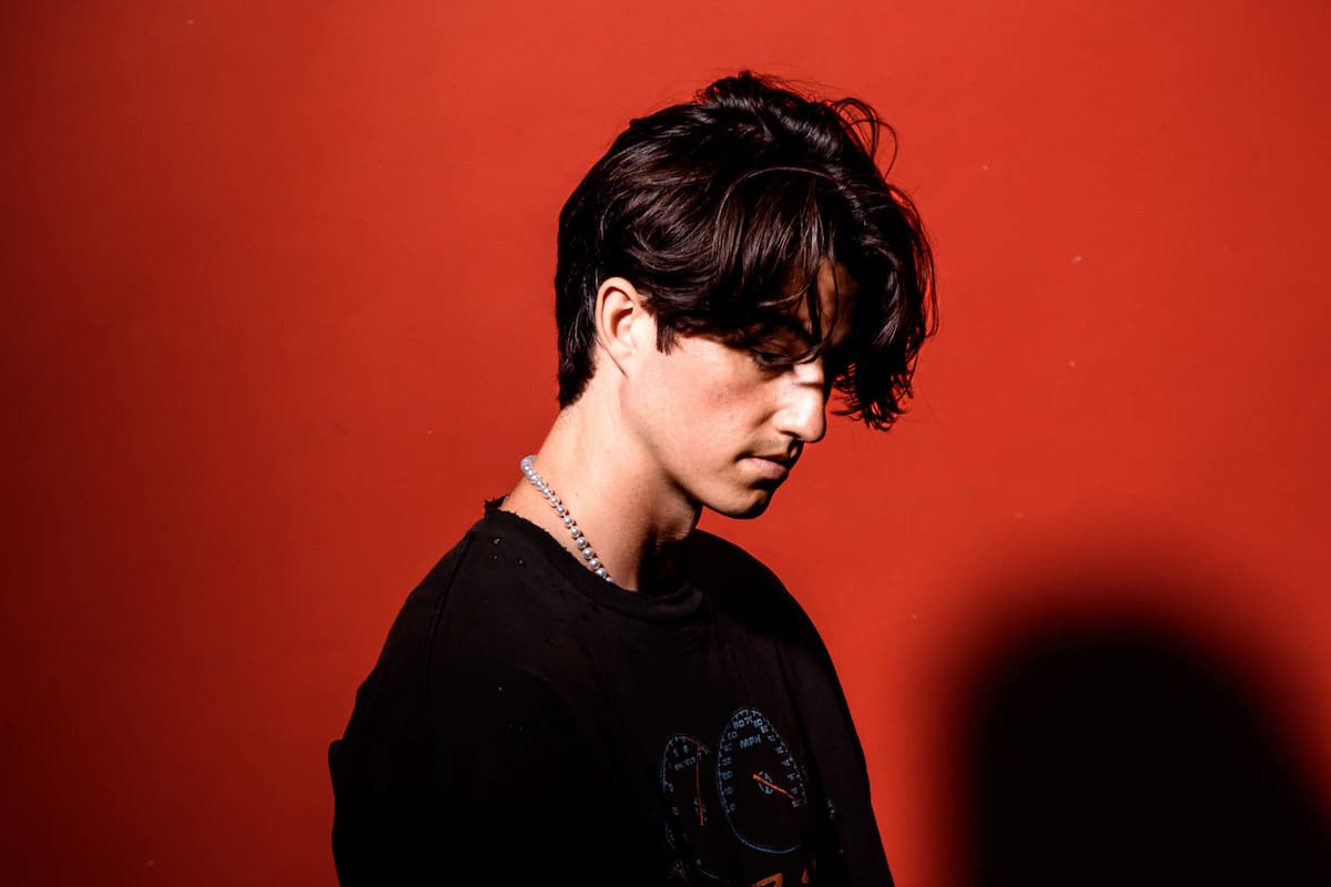 イライジャ・ウッズ、5月に来日公演が決定 | NME Japan