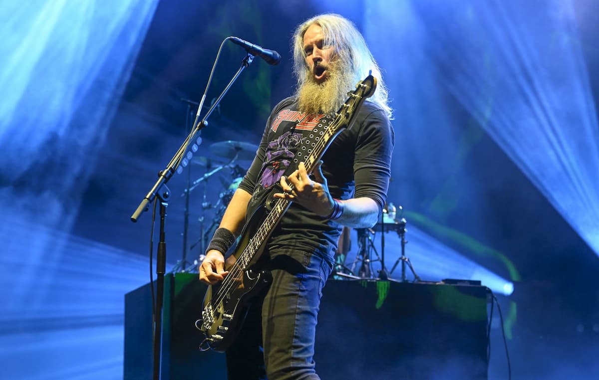 マストドンのトロイ・サンダース、リトル・リーグの年間優秀ベースボール・コーチ賞を受賞 NME Japan