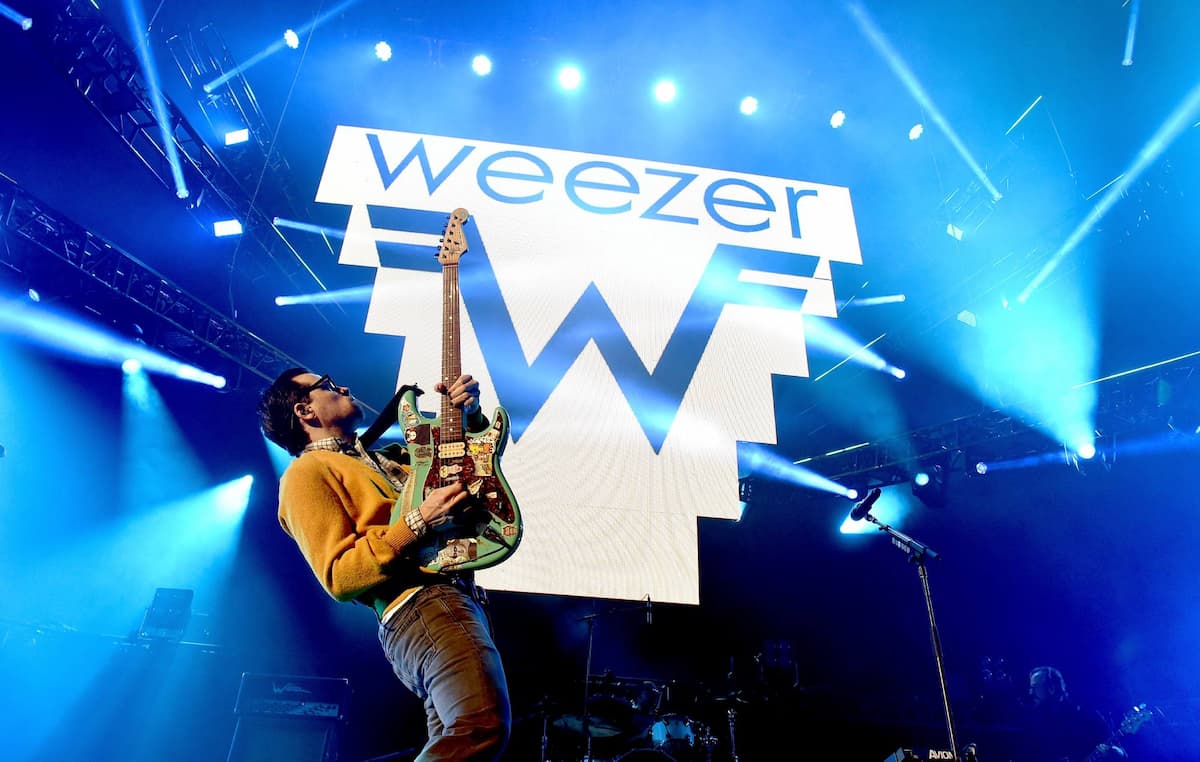 Weezer-performing.jpg