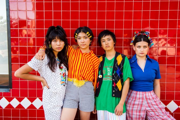 ザ・リンダ・リンダズ、新作のリリースを記念してYusuke HanaiとのコラボTシャツの発売が決定 NME Japan