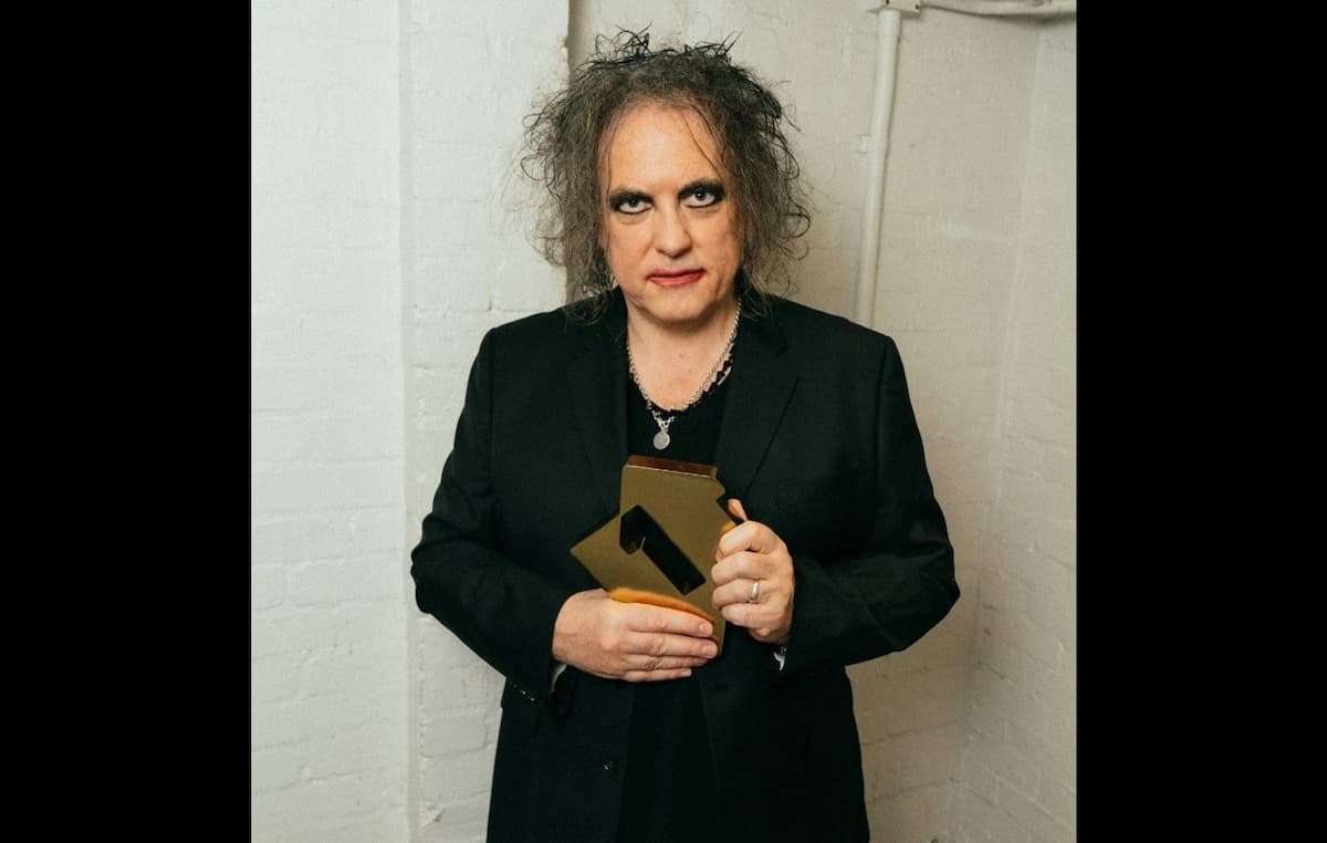 ザ・キュアーのロバート・スミス、新作が全英チャートで32年ぶりの1位
